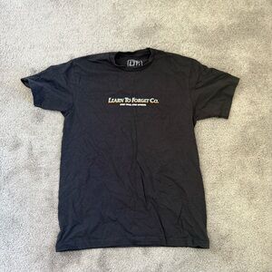LEARN TO FORGET GO. LOGO GRAPHIC TEE